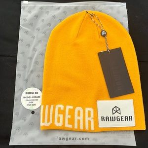 NWT Beanie — Mango